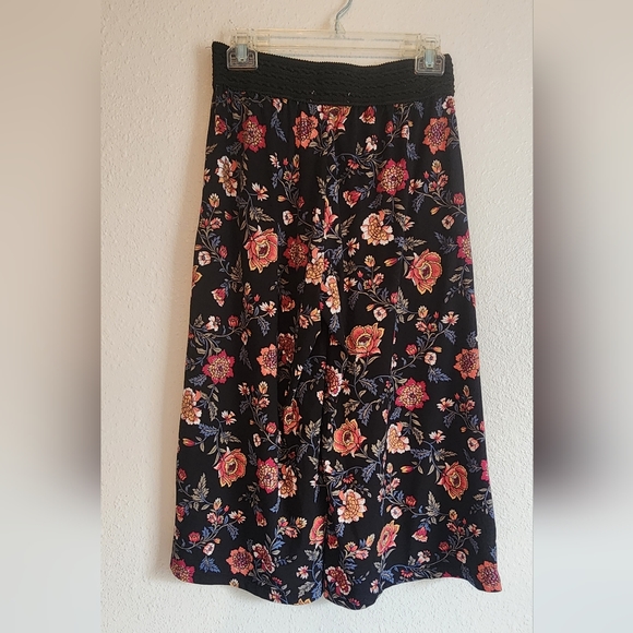 🔥Women's Cropped Black Floral Culottes Gaucho Style Capri Pants Size M - Picture 4 of 6
